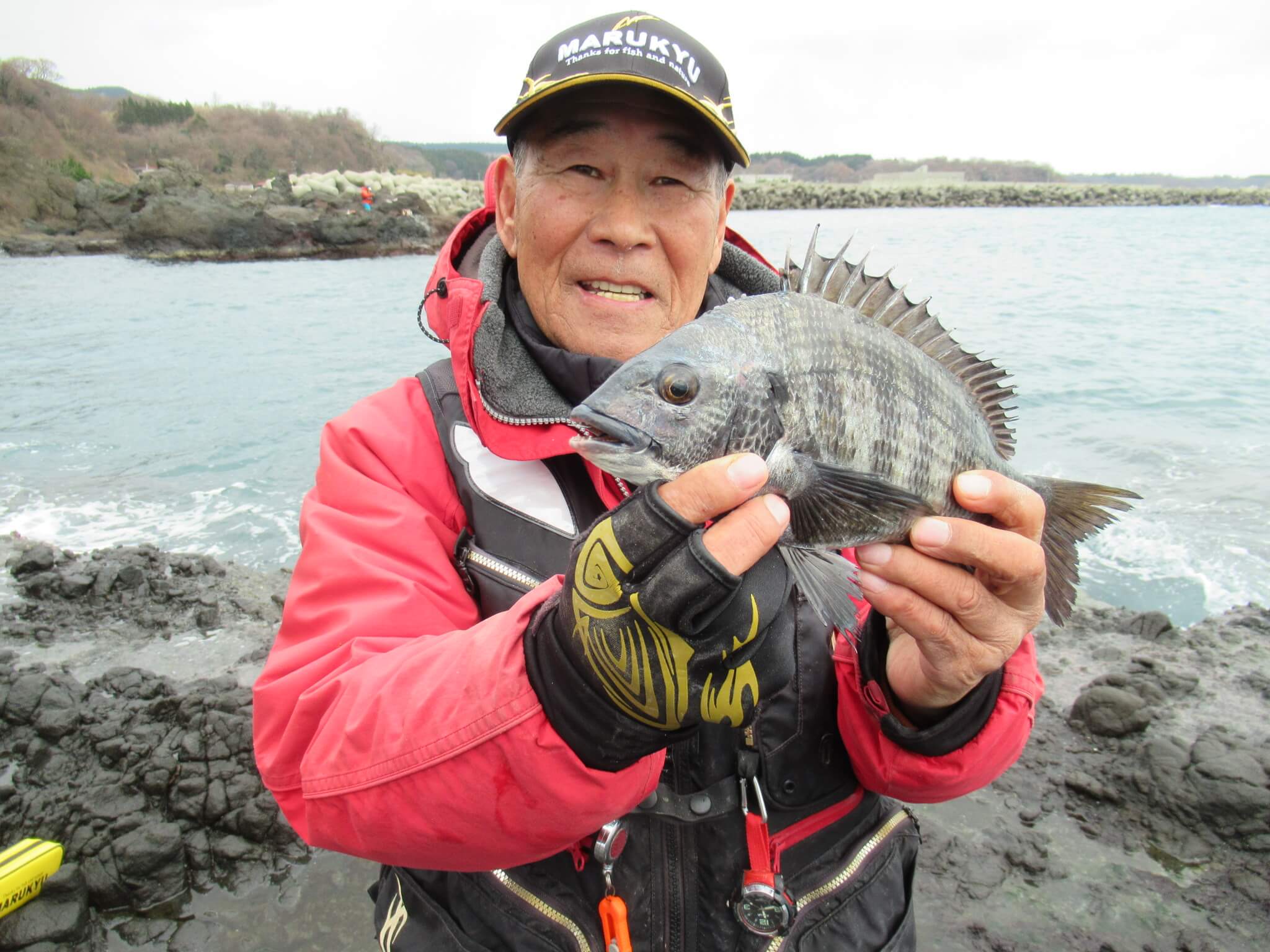 2025年12月17日（水曜日）｜クロダイ・チヌ（フカセ釣り）｜秋田県 – 男鹿市・椿周辺の磯｜ウキフカセ｜フィールドテスター小林 純平